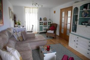 Posezení v ubytování Charming house in Teo with balcony and parking included + 30 fotografií