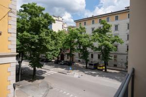 vistas a una calle de la ciudad con árboles y edificios en Alatea Apartments Valverde, en Verona