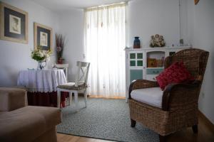 Posezení v ubytování Charming house in Teo with balcony and parking included
