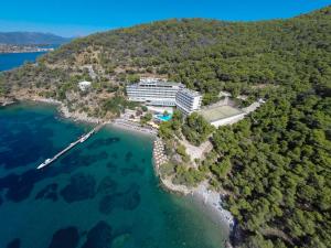 una vista aerea di un resort su un'isola in acqua di Sirene Blue Luxury Beach Resort a Poros