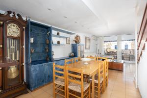 a kitchen and dining room with a table and chairs at House 5 Mins From Montgat Beach in Montgat