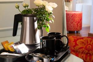 Tetera y cafetera en Hotel Louvre Bons Enfants