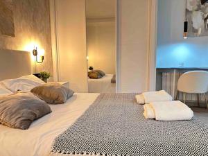 1 dormitorio con 1 cama grande y 2 almohadas en Amazing Suite, Center Vigo, en Vigo