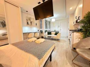 1 dormitorio con 1 cama y sala de estar en Amazing Suite, Center Vigo, en Vigo