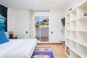 Un dormitorio con una cama grande y una ventana en House 5 Mins From Montgat Beach, en Montgat