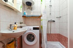 een kleine badkamer met een wasmachine en een wastafel bij Apartment Zivko 2331 in Fažana