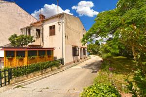 een lege straat voor een huis bij Apartment Zivko 2331 in Fažana