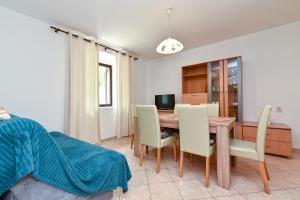 een eetkamer met een tafel en stoelen bij Apartment Zivko 2331 in Fažana +13 foto's