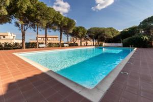una gran piscina de agua azul en Fener de Dalt 842 Apartamento con terraza, en Girona