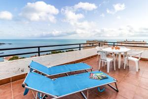 balcón con mesa, sillas y vistas al océano en Fener de Dalt 842 Apartamento con terraza, en Girona