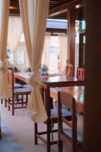 Restaurace v ubytování Ruean Yai Jieam เรือนยายเจียม