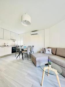a living room with a couch and a table at BLUE PLATAN Apartment in Salou