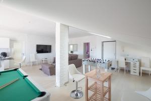 TV a/nebo společenská místnost v ubytování Luxury House Monti Azzurri