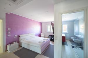 Postel nebo postele na pokoji v ubytování Luxury House Monti Azzurri