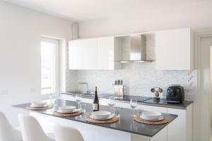 Kuchyň nebo kuchyňský kout v ubytování Luxury House Monti Azzurri