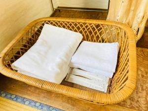 Tempat tidur dalam kamar di Guesthouse KAZURABASHI
