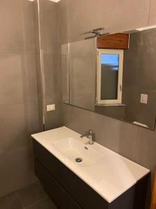 a bathroom with a sink and a mirror at Appartamento 300m dal mare AMANTEA CALABRIA in Amantea