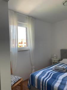 um quarto com uma cama e uma janela em MeerLeev - Panoramablick em Schillig