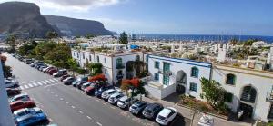 an aerial view of a parking lot with cars at Casa Kevin in Puerto de Mogán