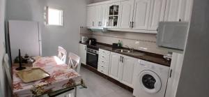 a kitchen with a sink and a washing machine at Casa Kevin in Puerto de Mogán