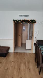 Una habitación con una puerta con adornos navideños. en Wellness Apartments in Velence, en Velence