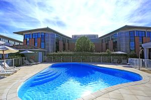 圖盧茲的住宿－Appart'City Confort Toulouse Purpan，大楼前的大型蓝色游泳池