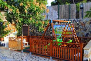 a playground with a swing in a yard at Exclusivo Loft en Zaragoza-2 in Zaragoza