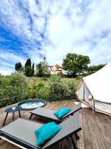 eine Terrasse mit 2 Tischen und einem Zelt in der Unterkunft Stecadó Glamping in Dolceacqua