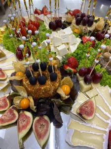 een stel hapjes op een tafel met fruit en groenten bij Alcor Hotel Feriendorf an der Ostsee in Wohlenberg