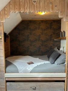 Brabantse Hoeve في Volkel: سرير في غرفة ذات سقف خشبي
