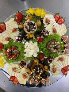 een bord met groenten en fruit erop bij Alcor Hotel Feriendorf an der Ostsee in Wohlenberg