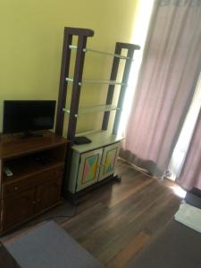 TV a/nebo společenská místnost v ubytování Тракия 3А