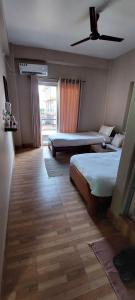 Un pat sau paturi într-o cameră la Hotel Blossom