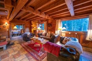 a living room with couches and a table in a cabin at Chalet Tré la Vieux - Happy Rentals in Chamonix-Mont-Blanc