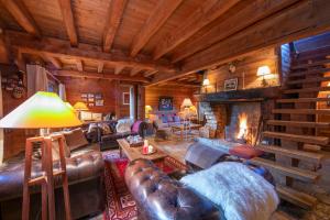 夏慕尼白朗峰的住宿－Chalet Tré la Vieux - Happy Rentals，客厅配有皮革家具和壁炉
