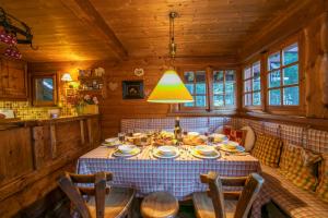 a dining room with a table in a cabin at Chalet Tré la Vieux - Happy Rentals in Chamonix-Mont-Blanc