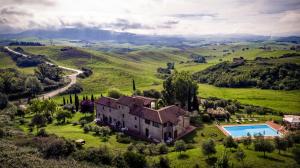 Bazén v ubytování Agriturismo LUCERTOLA nebo v jeho okolí