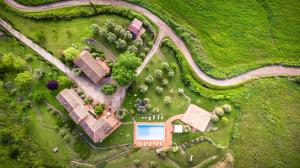 Bazén v ubytování Agriturismo LUCERTOLA nebo v jeho okolí