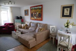 a living room with a couch and a table at Casa San Martiño Teo in Rua De Francos