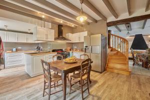 Kuchyň nebo kuchyňský kout v ubytování Mas Blanc Monfaucon - Grande maison avec piscine