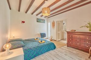 Postel nebo postele na pokoji v ubytování Mas Blanc Monfaucon - Grande maison avec piscine + 13 fotografií