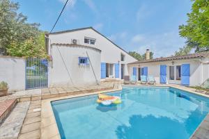 Bazén v ubytování Mas Blanc Monfaucon - Grande maison avec piscine nebo v jeho okolí