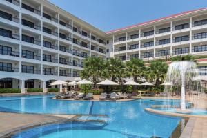Bazén v ubytování Courtyard by Marriott Siem Reap Resort nebo v jeho okolí