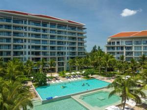 Una vista aérea de un complejo turístico con piscina. en Danang Amazing Ocean Villas, en Da Nang