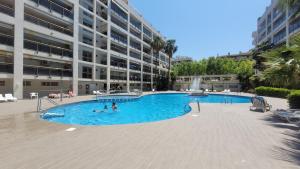 a large swimming pool in front of a building at BLUE PLATAN Apartment in Salou