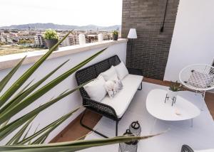 mały balkon z białym krzesłem i stołem w obiekcie Ático Chic San Jorge w Murcji