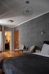 ロヴィニにあるResidence Dreamのベッドルーム1室(ベッド1台、椅子、シャンデリア付)