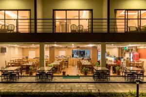 Restaurace v ubytování Park Safari Resort, Chitwan National Park