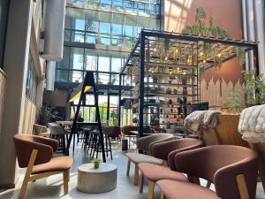 restauracja z krzesłami i stołami w budynku w obiekcie Skyline Airport Hotel w mieście Vantaa