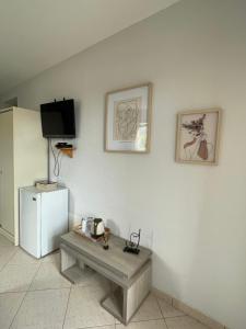 ein Wohnzimmer mit einem Tisch und einem Kühlschrank in der Unterkunft Villa Ivanovic in Budva